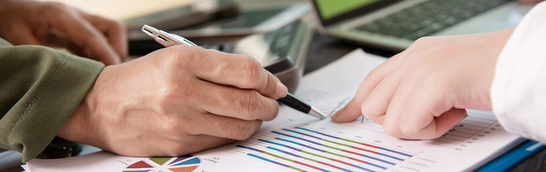 business-people-meeting-office-writing-memos-sticky-notes-1-1900x600 business-people-meeting-office-writing-memos-sticky-notes-1-1900x600